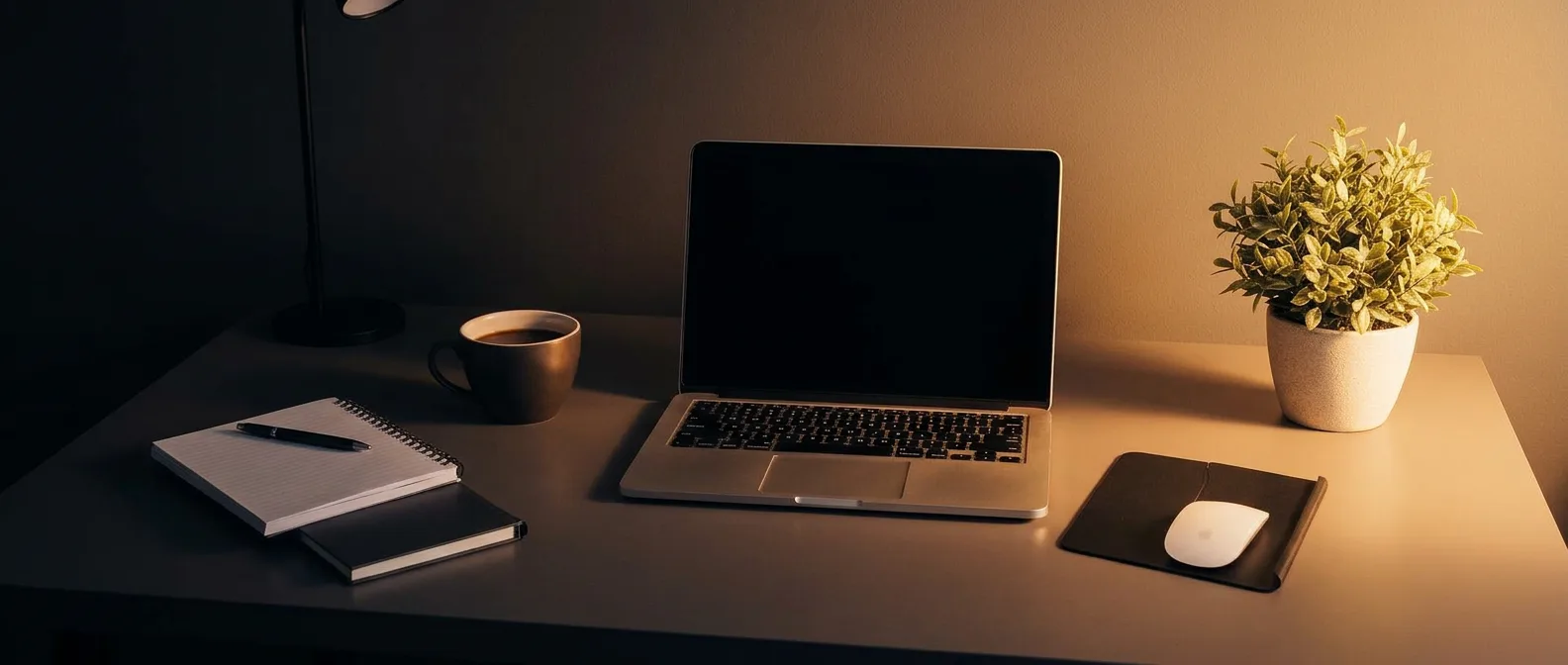 Professionell arbetsplats med CV på laptop