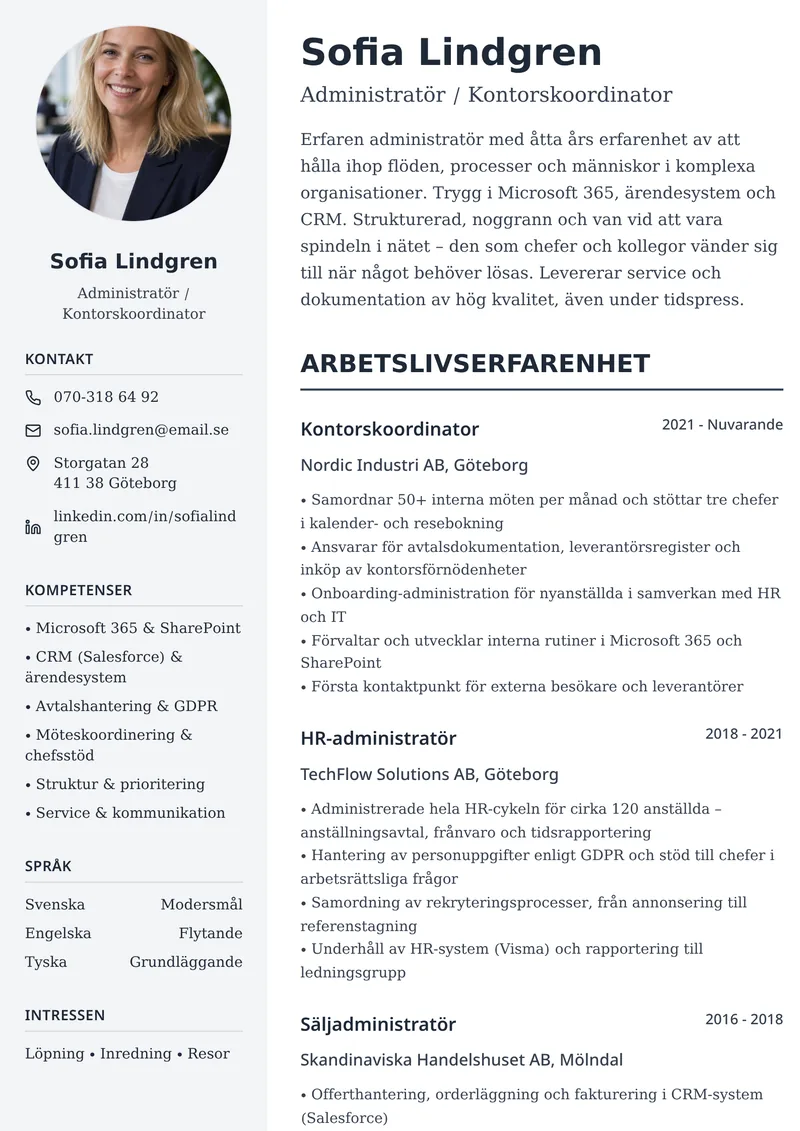 CV-exempel för administratör med kompakt tvåspaltig layout och strukturerad meritlista
