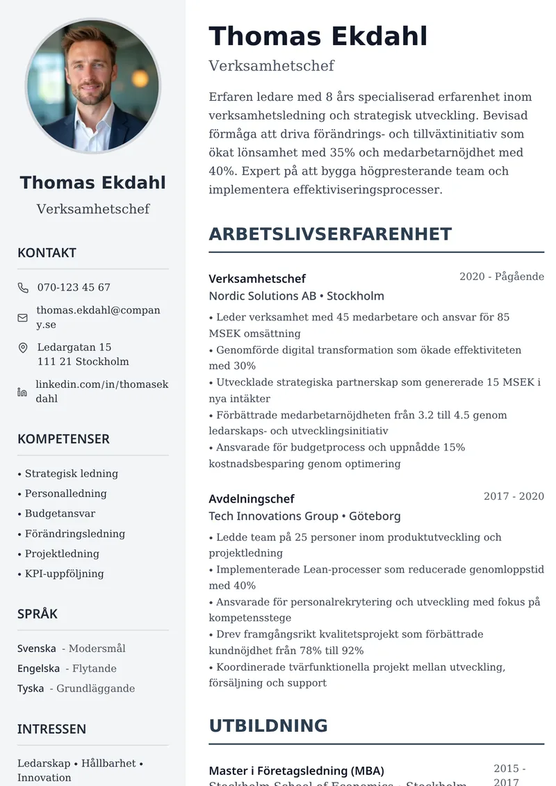 CV-exempel för chef med tvåspaltig layout, profilbild och ledarskapsmeriter