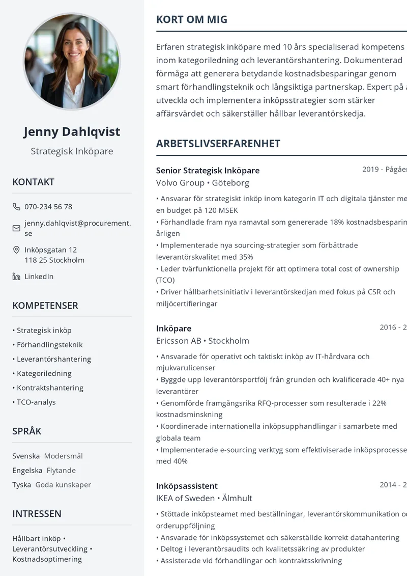 CV-exempel för inköpare med naturlig tvåspaltig layout och varm färgpalett