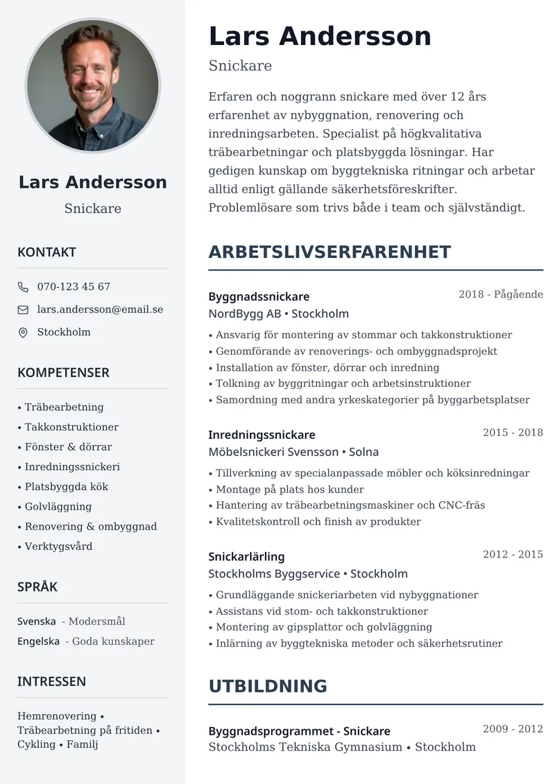 CV-exempel för snickare med tvåspaltig layout och sidopanel för yrkesbevis